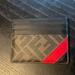 Fendi Korthållare - Äkta Fendi korthållare med sju kortfack. Köpt från Farfetch.com. PM vid frågor!