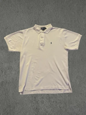 Vit Ralph Lauren Piké 100% Bomull S - Vit Ralph Lauren Piké 👕 • Mycket bra skick 👍 • Storlek S ☝️ • 100% Bomull 🐑 • Ralph Lauren 🐴  Hör av dig vid eventuella funderingar🤩✅