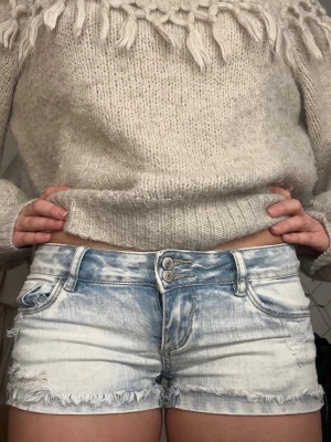 Lågmidjade jeansshorts - Så snygga lågmidjade jeansshorts!. Midjemåttet tvärs över är 39cm💗💗