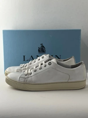 Vita lanvins  - Säljer dessa vita lanvins. Storlek 44 men passar större. Skorna är i bra skick lite slitage i hälen på insidan men övrigt bra skick 7/10. Kan gå ner i pris vid snabb affär! Skorna skickas endast med dustbag.