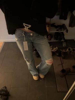 Loose bootcut jeans - Gina Tricot - Jättesnygga och trendiga jeans från Gina Tricot❣️Helt slutsålda på hemsidan. Aldrig använda med lappen kvar💋