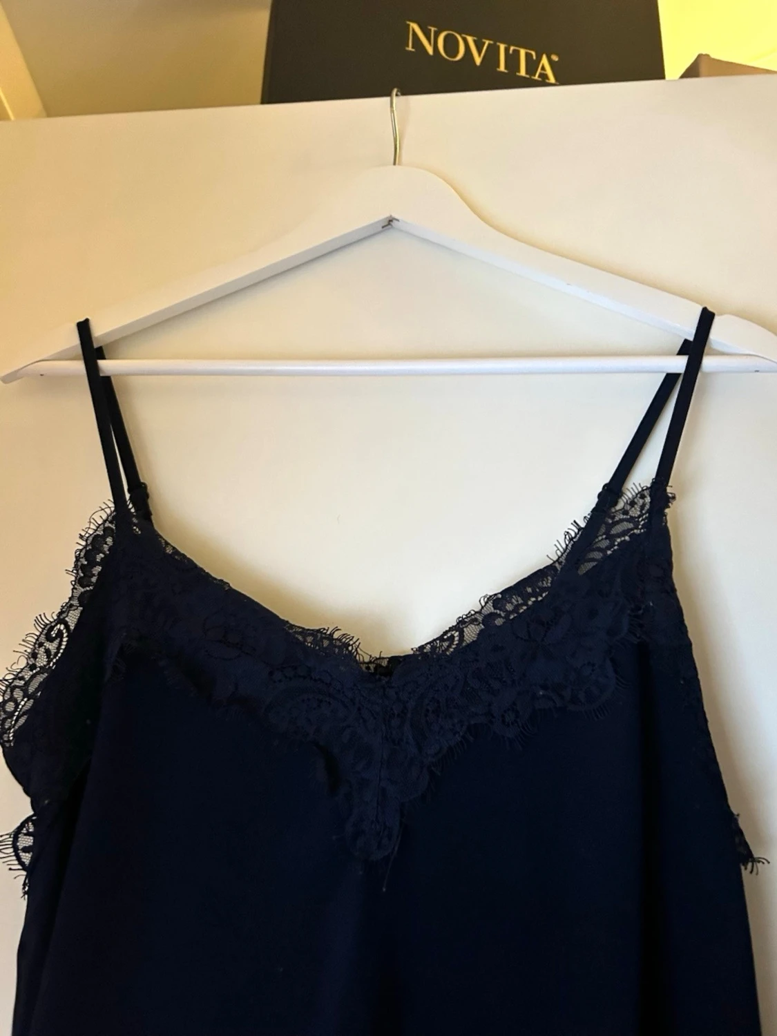 Mörkblå linnetopp med spets - 1