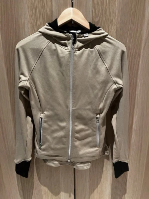 CRW Rid hoodie - CRW hoodie i beige i helt nytt skick men ingen lapp kvar (aldrig använd) 