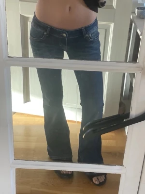 Blå bootcut jeans Blaze - Super Low Rise Flare leg: Blaze från Lager 157. Köpte dom i storlek M short, vilket var lite för stort för mig i bla. midjan, så jag har endast använt dom en gång. Brukar använda S annars. De är i nyskick! Kan även tänka mig att byta mot likadana i storlek S!
