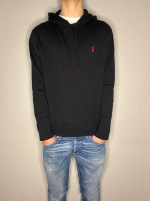 Ralph Lauren Hoodie - Ralph Lauren Hoodie| Storlek: S passar även större| Modellen är 177 cm| Skick: 9/10| Pris: 499kr| Priset går alltid att diskutera😊