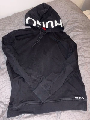 Hugo Boss hoodie  - Säljer min Hugo Boss hoodie då den är för stor för mig, är inte använd mycket och är i i fint skick. Finns fickor på den som är mer ”gömda” som ni kan se på bilderna. Storlek M