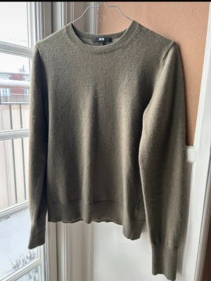 Kashmir tröja  - Säljer en olivgrön stickad tröja från uniqlo i 100 % Kashmir, tröjan har inga defekter. Skriv om ni undrar över något!