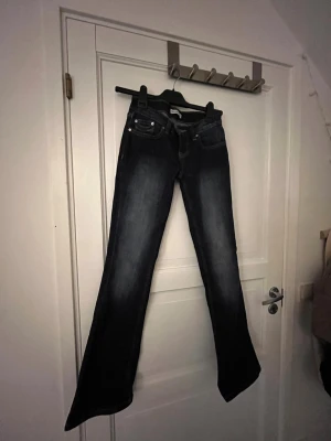 Oanvända mörkblå lågmidjade jeans från Gina  - Ett par helt oanvända, mörkblå jeans från Gina Tricot i storlek 34. 