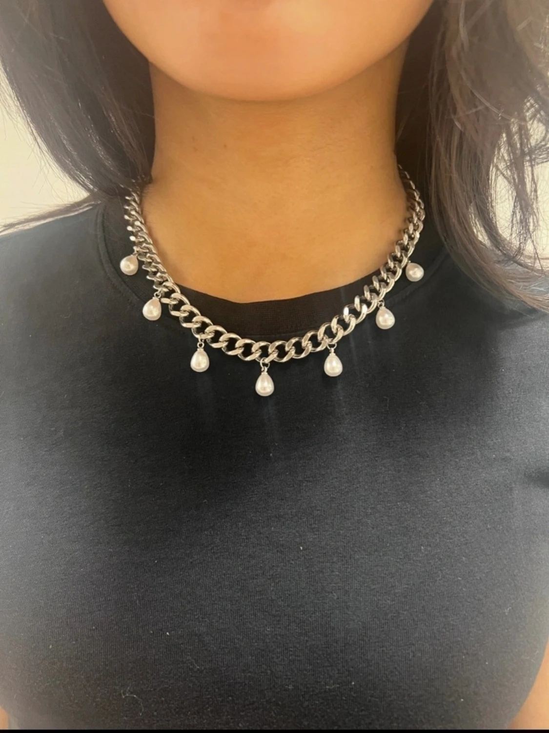 Silvrigt 9mm bred halsband med droppformade pärlor. - 1