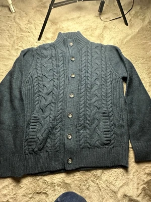 Stickad kofta  - Väldigt fint skick och en perfekt kofta att ha nu till vintern. Tveka inte på att ställa frågor.