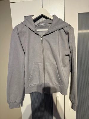 Huvtröjor  - Säljer en fin huvtröja i storlek S. Helt oanvänd och i nyskick – har bara legat i garderoben.