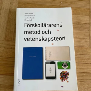 Förskollärarens metod och vetenskapsteori - En modern och inspirerande bok för dig som pluggar till förskollärare! Här får du konkreta exempel på vetenskapliga metoder och verktyg för att förstå och utveckla förskolans verksamhet. Perfekt för studenter som vill vässa sina kunskaper inför examensarbetet.
