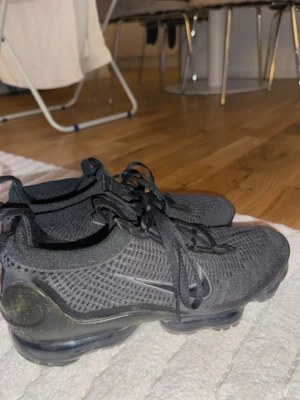 Nike Air Vapormax Flyknit svart 43 - Säljer ett par svarta Nike Air Vapormax Flyknit 