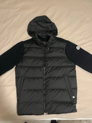 Moncler Cardigan - Säljer en helt ny Moncler Cardigan i storlek S. Går att använda med och utan luva,  Snabb leverans 📦🚚 Passa på !!