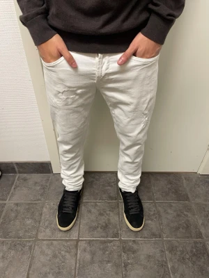Dondup jeans George  - Snygga vita Dondup George jeans med slitningar. Några få små fläckar annars väldigt bra skick. Modellen är 173cm, 64kg. Pris kan diskuteras!