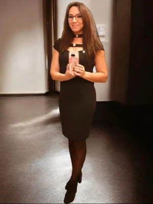 Läcker svart klänning från Chiara Forthi - Sååå läcker svart klänning från Chiara Forthi med en smickrande och feminin passform 🖤 Klänningen är använd ett par gånger och i mycket fint skick.  Tyget är mjukt men kraftigare, vilket gör att klänningen sitter snyggt och håller formen fint.  Den eleganta choker-detaljen ger en modern och festlig look – perfekt till nyår, fest, middag eller utekväll ✨  Hör gärna av dig om du undrar något – svarar gärna! ☺️