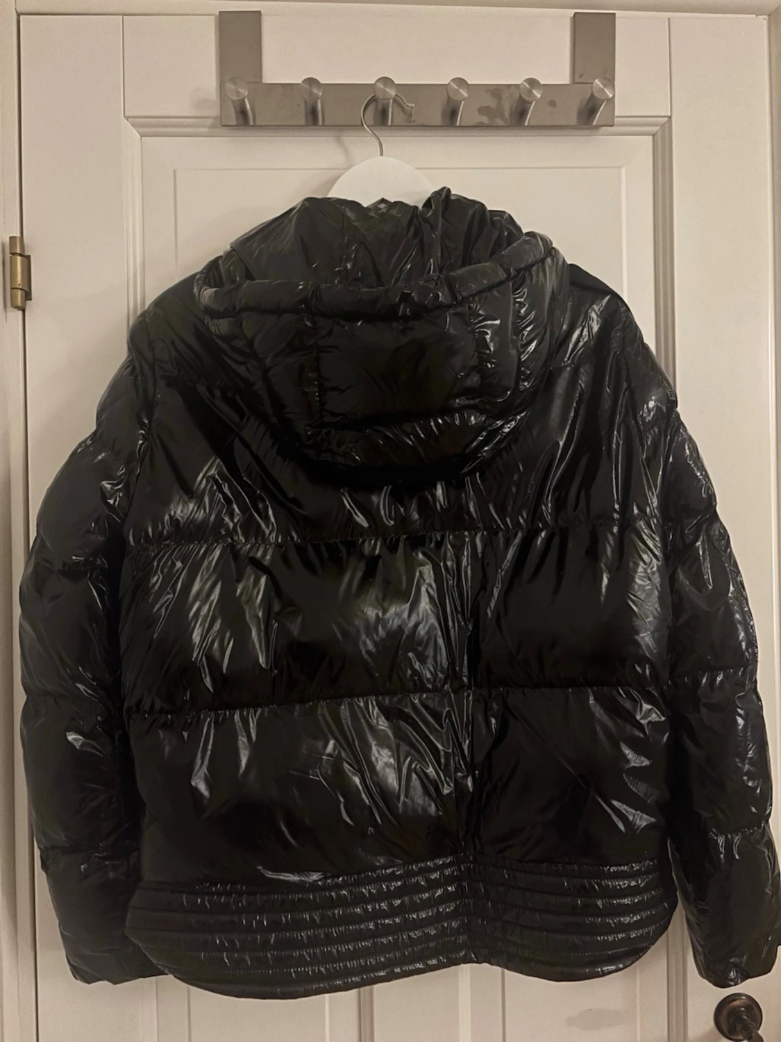 Svart pufferjacka från Guess - 2