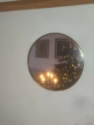 Stilren spegel  - Bilderna visar en rund spegel med guldram 