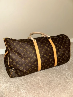Lv väska - Säljer nu min extremt fina Louis Vuitton väska. Som är perfekt för dig som ska ut och resa eller bara vill se lyxigare ut i vardagen☺️ väskan har blivit lite solblekt och på handtagen axelremmen medkommer ej! Därför jag säljer billigt! Hör av dig vid fler funderingar mvh Melwin🙌