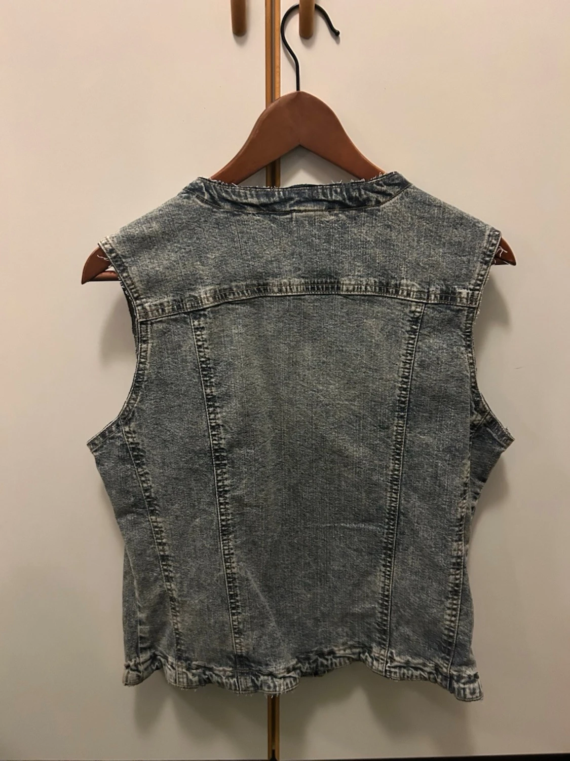 Grå jeansväst med knappar - 1