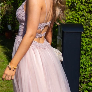 Balklänning  - Säljer min otroliga balklänning. Den är endast använd en gång. Den är uppsydd så den ska passa mig som är 164 med klackskor. Den blev lite defekt nertill under kvällen men det går bara att fixa till med en extra söm. Skriv för fler bilder💕 priset kan diskuteras 