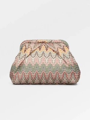 Mönstrad kuvertväska från beck söndergaard - Säljer en unik kuvertväska från becksöndergaard med ett färgstarkt, zigzag-mönster i rosa, grön, gul och beige. Väskan har en mjuk, vadderad form och är tillverkad i textilmaterial med innerfoder i brunt tyg. Perfekt för dig som gillar statement-accessoarer.