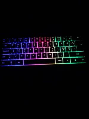 Next Illuminated Mini Keyboard - Kompakt och stilren mini-tangentbord med RGB-belysning. Perfekt för gaming eller arbete i mörka miljöer. Tangenterna är bakgrundsbelysta i flera färger och tangentbordet är i mycket gott skick utan synligt slitage.
