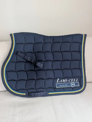 Schabrak SWE - Supersnyggt schabrak från märket Lami-cell med unik design. Är i ett gott skick! Passande att ha på både träning och tävling. Stl Full. 