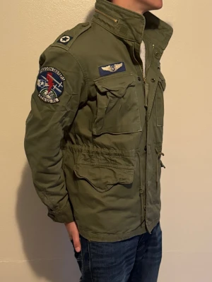 Ralph Lauren military-fieldjacket  - Helt ny Polo Ralph lauren military fieldjacket, storlek L.  Färg: Grön, nypris i butik ligger runt 5000-6000 kr. Taggar och kvitto finns, såklart äkta. Modellen är 186 cm. . 