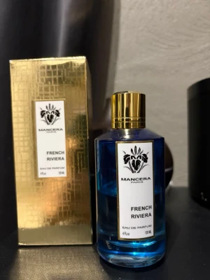 Mancera French Riviera EdP 120ml - Upptäck Mancera French Riviera Eau de Parfum i en lyxig 120 ml flaska. En exklusiv doft från Paris som ger en fräsch och modern känsla. Perfekt för dig som vill sticka ut med stil och elegans.