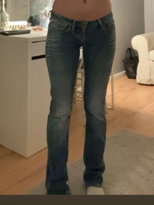Replay jeans - Säljer ett par jätte snygga replay jeans som tyvärr inte kommer till användning. Jeansen är lågmidjade och har en rak passform. Skriv gärna frågor annars klicka på köp nu!❤️