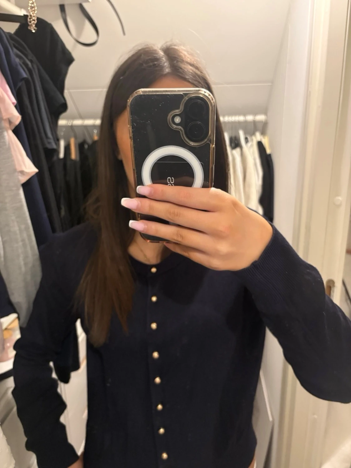 Mörkblå kofta med guldknappar