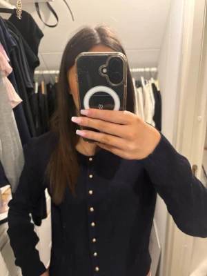 Mörkblå kofta med guldknappar - Har använt den typ 3 gånger, köpte när jag älskade marinblått men det är inte min färg längre😫