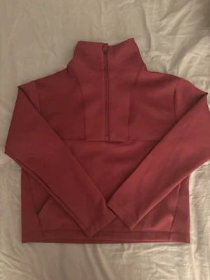 Vinröd träningströja🫶🏻 - Superfin, från new apparel🤍