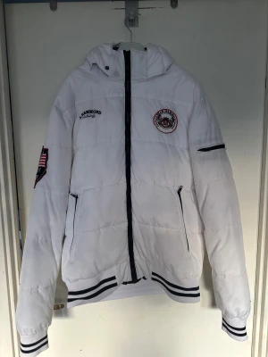 Täckjacka fr A.Hammond storlek L. - Täckjacka från A.Rammond. Storlek L. Använd 2-3 gånger bara. Två jättesmå fläckar som säkert går bort när man tvättar. Sitter finare på.