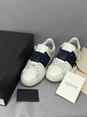 Valentino Opens med kvitto - Säljer mina mörkblå valentinos som är i storlek 42,5. Skick 8/10 har lite skavanker men ser fortfarande riktigt bra ut. Självklart äkta, har kvittot. Allt i första bilden ingår. Skriv för fler bilder eller vid funderingar 🙌😁