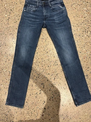 Replay jeans - Tjena! Säljer ett par Replay anbass slim jeans i strl 27/30. Dem passar mig som är 171 och väger ungefär 58kg men är lite lite stora. Dom är använda ett fåtal gånger så nästan helt nya köpta nya för 1100kr.