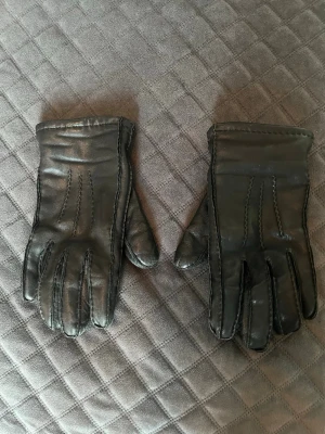 Svarta skinnhandskar från Bläck - Säljer ett par riktigt snygga skinnhandskar. 