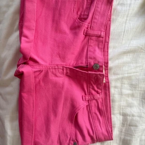 Lowwaist  jeansshorts - Snygga jeansshorts från g perfect med klassisk femficksdesign, bälteshällor och dragkedja med knapp. Shortsen har raka ben och är perfekta för dig som vill sticka ut med färg. Materialet är kraftig bomull som ger en skön känsla. Supersnygga!!!! Midjemåttet är cirka 39cm💕