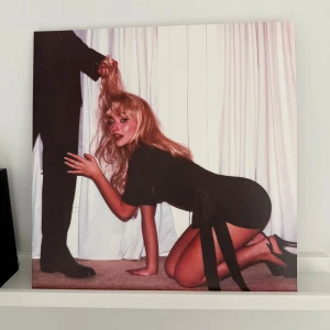 Svart kort omlottklänning med knyt - Säljer Sabrina carpenters vinylskiva, aldrig använd. Nypris ca 600kr