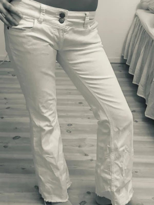 Vita jeans - Vita lowwaist bootcut jeans i strl S/XS🤍använda en gång av mig, men tyckte inte dem satt mig som jag ville! därav säljs dem, inte säker på märket dock, såg inte så tydligt där bak. Lägg bud, pris kan diskuteras
