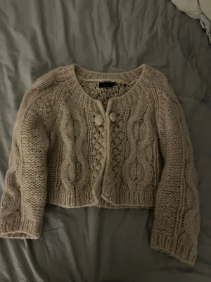 Beige stickad kofta från Mimus - Säljer en super fin stickad kofta som matchar med allt använd 1-2 gånger! Super skick. Våga komma med pris förslag!