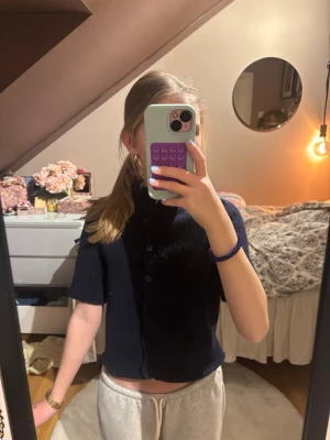 Marin blå stickad med halv krage/polo - Såå snygg, använd en gång sen köps. Storlek S 