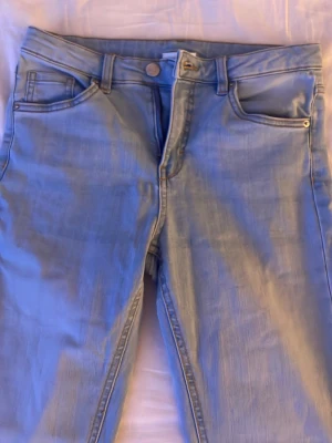 Ljusblå bootcut jeans - Säljer ett par ljusblå jeans med klassisk femficksdesign och utsvängda ben. Jeansen har normal/medel midja och är sydda i fint denimtyg. Perfekta till en avslappnad stil och passar till det mesta i garderoben. Storlek 164 men passar fint på xs/s. Pris går att diskuteras💗
