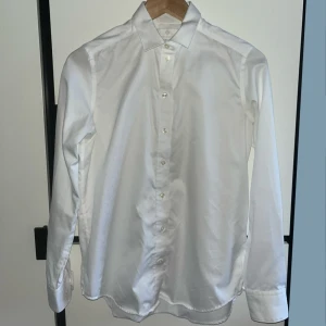 Vit skjorta från Berkeley - Klassisk vit skjorta från Berkeley i A-line fit. Skjortan har lång ärm, knappar framtill och krage. Tillverkad i bomull för en skön känsla och snygg passform. Storlek S passar ca 175cm