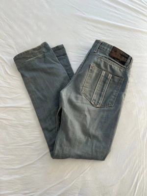 lowwaisted straight jeans från Zara - Säljer ett par lowwaisted straight jeans från Zara med unika fickor. Jeansen har en snygg tvättad look, normal passform och detaljerade bakfickor. Materialet är slitstarkt jeans-tyg i bomull ✨
