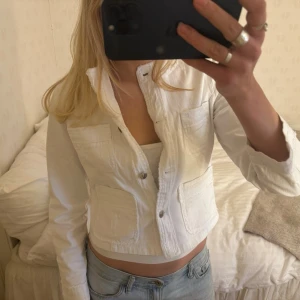 Vit denim cardigan - Så snygg och stilren! Perfekt skick🩷🩷 storlek 36 men liten i storlek