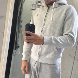 Ralph Lauren zip - Hej säljer nu min ralph lauren zip, efter ingen användning mer. Den är i jättebra skick för hur länge ja haft den. Använt den då och då men kommer inte till användning mer. Skriv vid intresse. Skulle säga den passar både m och S