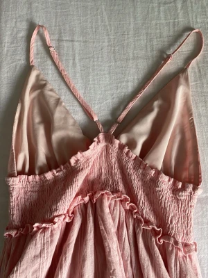 Rosa klänning!! - Gullig rosa klänning!! Den är sval och perfekt till en varm sommardag. Bara provad här hemma och säljer pga att den inte passar mig. Postar inom 24 timmar!!💕