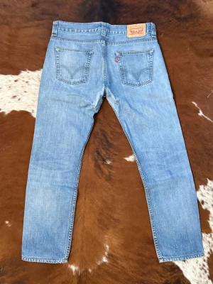 Levis 506 - Tjena! Säljer dessa riktigt snygga Levis 506 straight, W34/L32 men passar L30, hör av dig vid funderingar!🙌